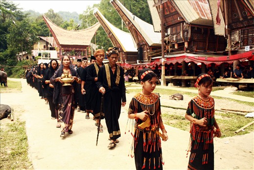 the guests who attended funeral should wear black clothes