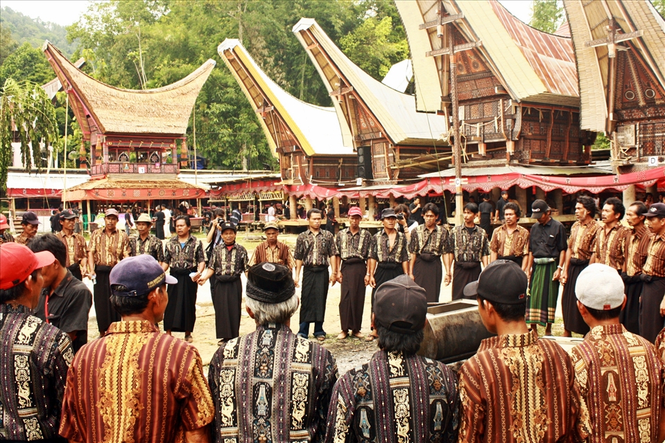 Ma'badong is a dance performed by a men in the circle form by hooking their little finger to the others