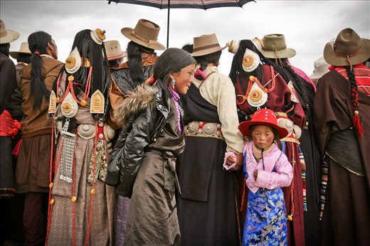 The men, but specially the khampa women leave behind their humble nomad daily clothing and dress up with their best garments and jewelry, not to mention their spectacular hairstyle.