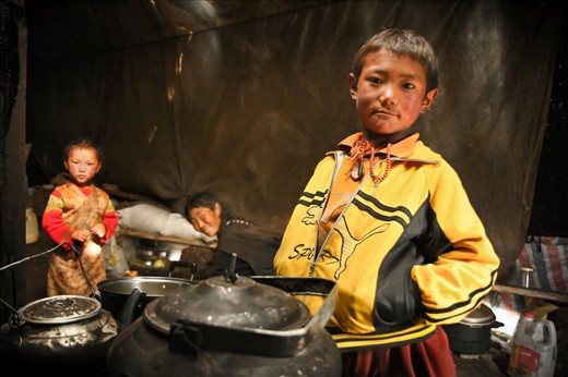 In the warm summer days, the life of the family takes place mostly outside. Their yak wool tents are only meant to use for cooking, eating and sleeping.Their home is the whole mountain. In the photo are Ganze, Mother and little Chesa.