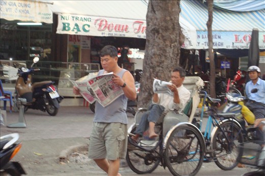 There are many different ways to read newspaper