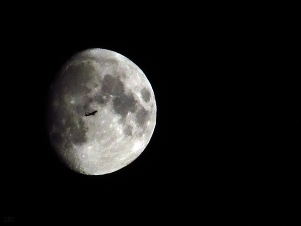 Moon & Airplane - (01.07.2012)