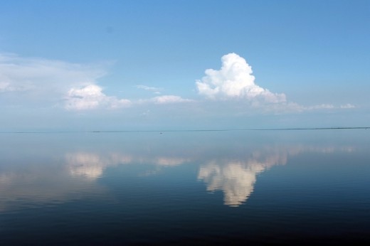 after having contemplated the boxes fishermen, 5 hours of rest on the boat that was 20km / h, I wake up and suddenly after a night on the river and I saw the coast, but here there is only the water around me. and the commander of bor, I present the great Lake Kisale which is crossed by the river congo...