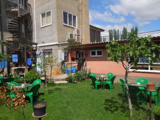 The garden and dining area at Santa Croya de Tera