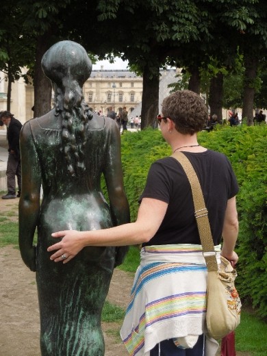 Getting fresh with one of the many beautiful statues in the Louvre's garden :)
