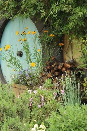 This was my favorite Hobbit whole, the natural sky blue of the door blended in with the nature and vibrant colours surrounding the scene. Not only was the nature itself captivating but the way the colours all blended together and worked as one and not against each other made this my favorite spot creating a warm homey and earth bound feel.