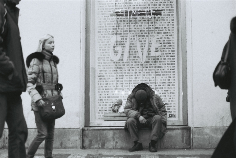 Suddenly i crossed this moment when i was walking on the Prague's street. I was start thinking about life when i saw this moment, it's quite depth of feeling. Nowadays, we're living in a hurry life, sometimes we don't have much time to care people around us. This picture reminds us take a second, just think about life , care other people and giving without expectation.