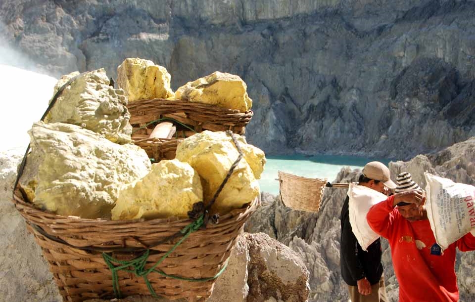 At the rim, there is time for a short rest before the 5km descent to the weighing station.  At the time of my visit, there were five heroes capable of carrying a 100km load.
