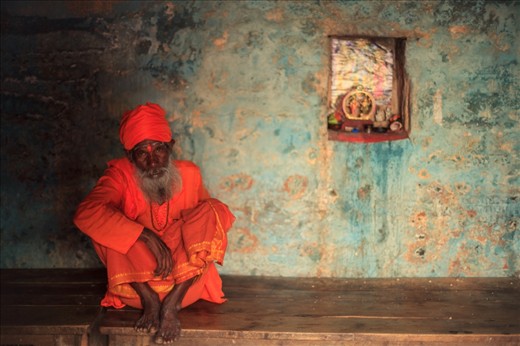 Before entering one of the narrow alleyways near the banks of the river I chanced upon this baba who was sitting in his own little corner near a makeshift altar. 