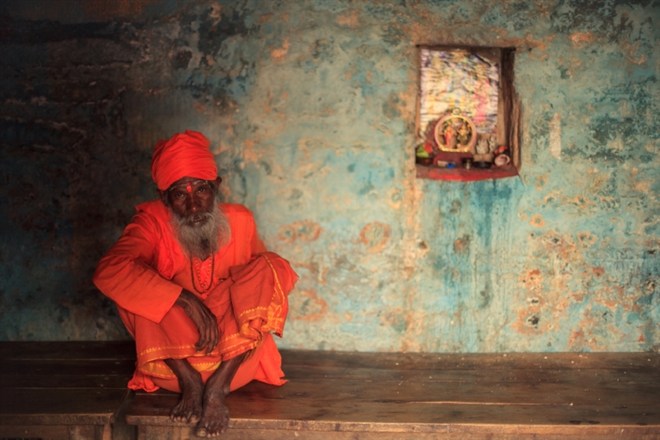 Before entering one of the narrow alleyways near the banks of the river I chanced upon this baba who was sitting in his own little corner near a makeshift altar. 