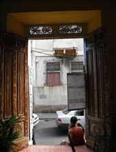 A young backpacker waits on the steps of a cafe in the colonial city of Granada, Nicaragua. : by kmv, Views[240]