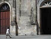 A Nicaraguan woman enters the Iglesia Guadalupe in the old colonial city of Granada. : by kmv, Views[209]