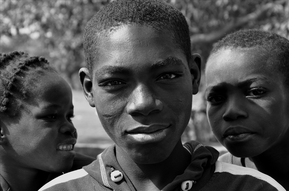 Here is Amos with two of his siblings. They are 7 children in his familly. The youth population proportion in Senegal as in any African country, is higher than anywhere else in the world.