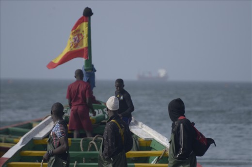 Unfortunately for far too much young people, leaving Senegal at any cost is still the easiest way to survive. Many have set their hope beyond the sea. A lot of these young people do not hesitate to embark on the long and deadly journey by canoe to Europa with the slogan in Wolof : 