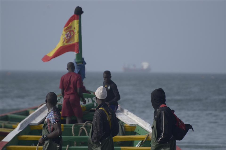 Unfortunately for far too much young people, leaving Senegal at any cost is still the easiest way to survive. Many have set their hope beyond the sea. A lot of these young people do not hesitate to embark on the long and deadly journey by canoe to Europa with the slogan in Wolof : 