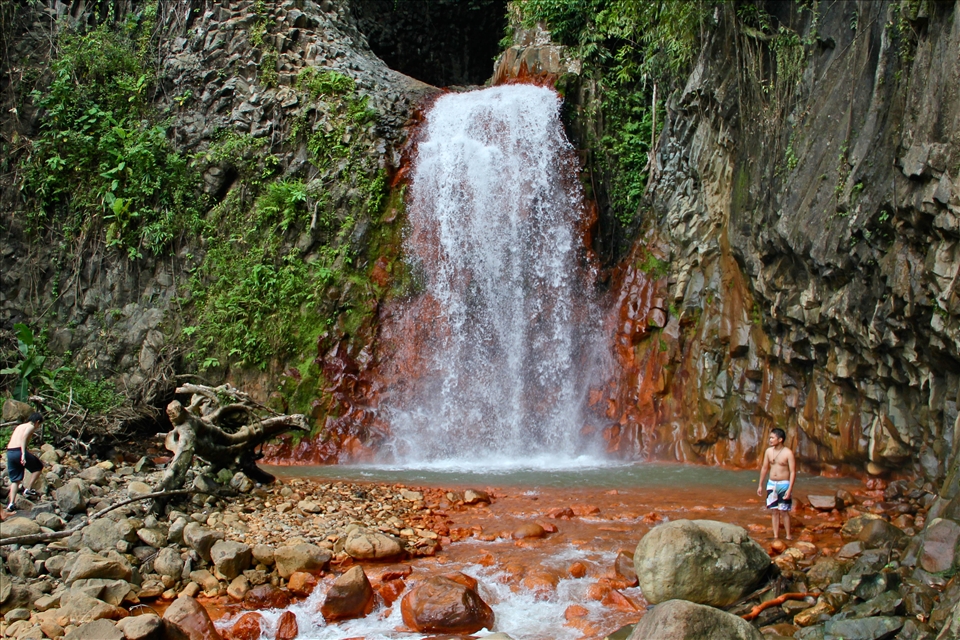 This place is called Pulang Bato meaning Red Rock as you can see big red orange rocks around the area, the red orange color is because of the minerals in the area, this place in the Oriental side of Negros possesses some of the great wonders of Nature