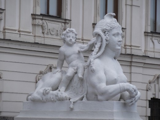 Female feline figurines, Belvedere