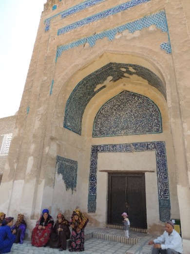 women by door to Kubra's Mausoleum complex