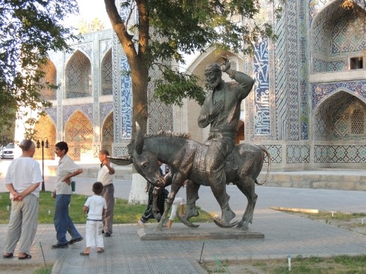 Nazullzin bronze statue