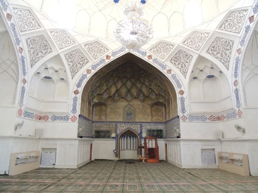 Inside Bolo-Hauz mosque