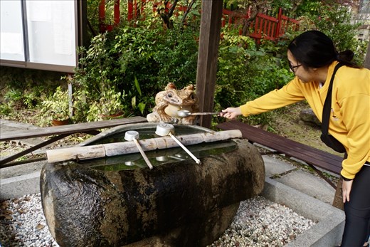 Toad waterfountain, Inari