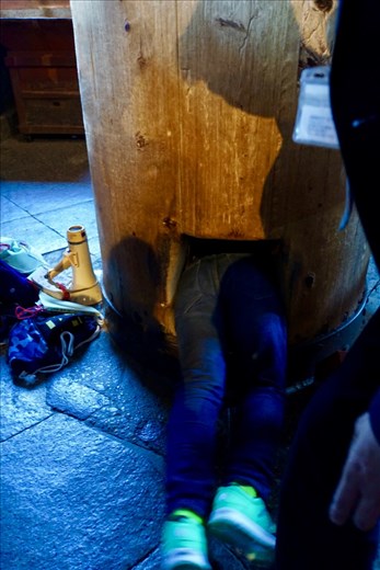 climbing through hole for salvation, Great Buddha Hall, Todaiji, Nara