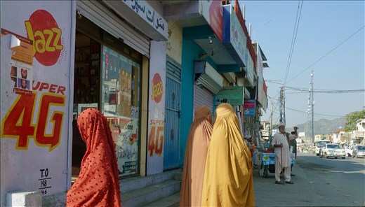Street scene - a land of contrasts and transitions - on the road to Peshawar