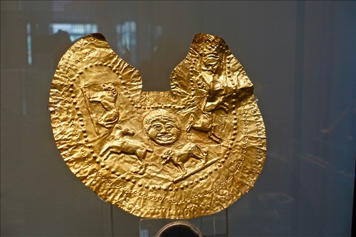 Gold Breast plate found in tomb of ca. 25yr old Thracian warrior