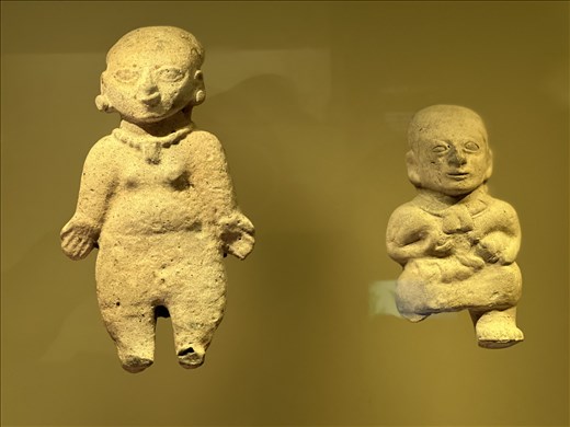 Stone mother goddess figurines, Museo del Oro