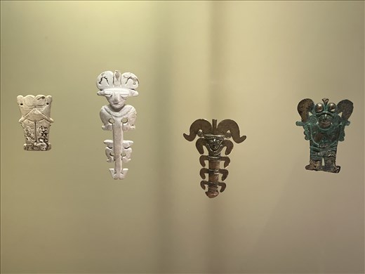 Museo del Oro figurines - similar in shape to Cycladic figures