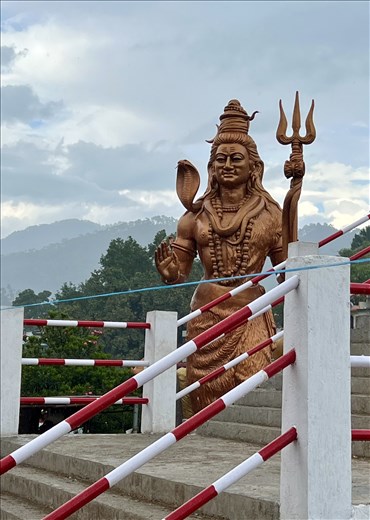 Shiva by bridge in Bageshwar
