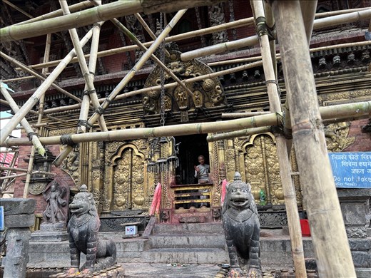 Changu Narayan Temple w priest