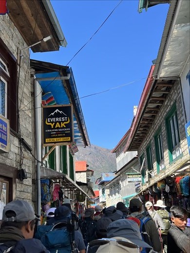 trekking hordes underway at the beginning of the trail