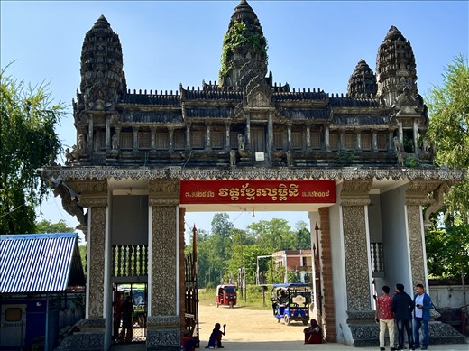 Angor Wat entrance to Cambodian Temple