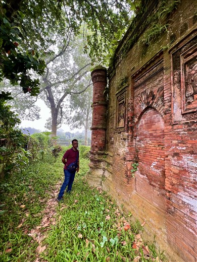 Azim by detaching corner on the Goaldi Mosque
