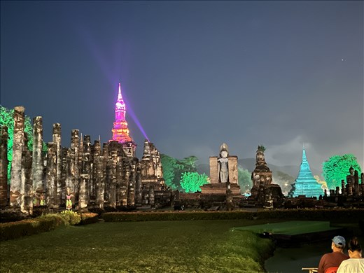 sound and light show dance performance by Wat Mahathat