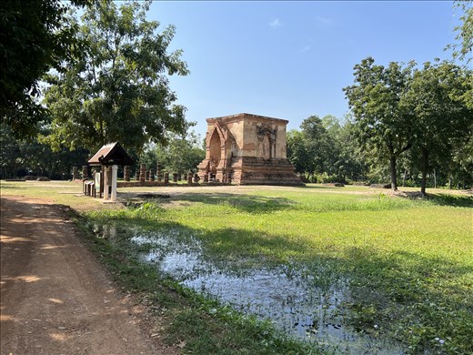 Wat Tra Phang Thong Lang outside of Historical Park