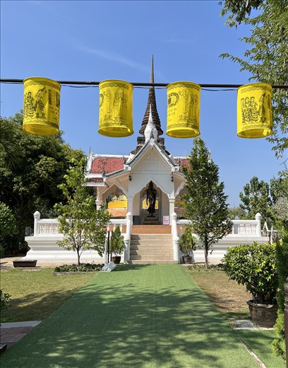 Wat Traphang Thong Amphoe Muang, outside Historical 
Park