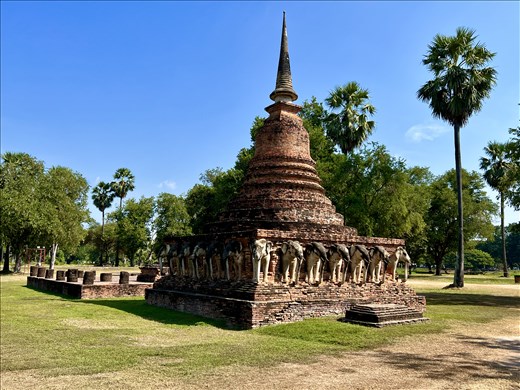 Wat Chong Lom behind the hotel