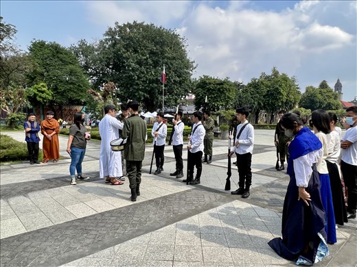 kids doing revolutionary reenactment, Fort Santiago