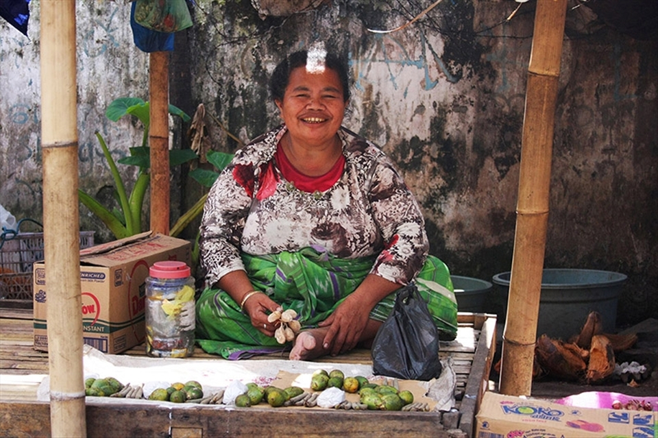 women from Indonesia are curious. they ask me about everything, than wonder and laugh.