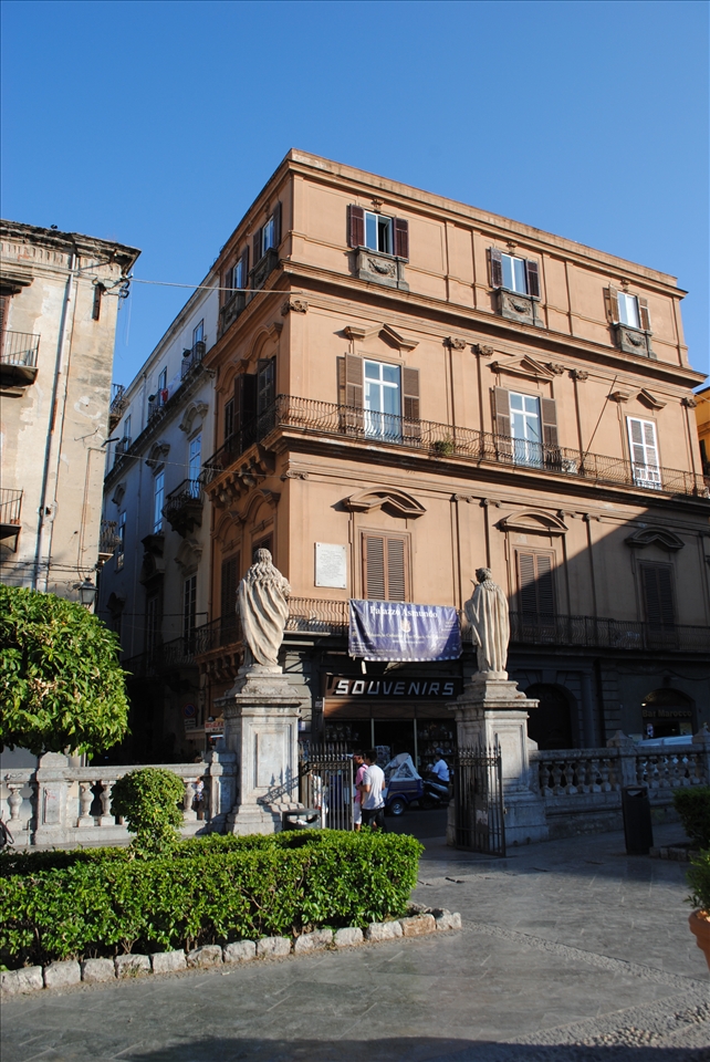 two big souvenirs are looking at the shop of isouvenirs