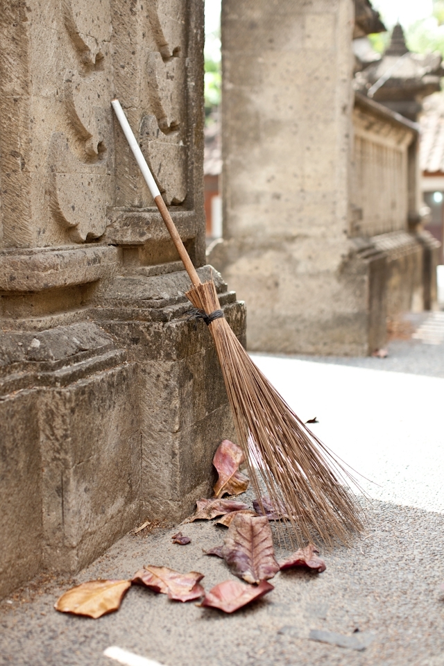 I love the simplicities of other cultures, take for example this broom. I came across it, gently leaning against the temple, a few dry leaves scattered around. 