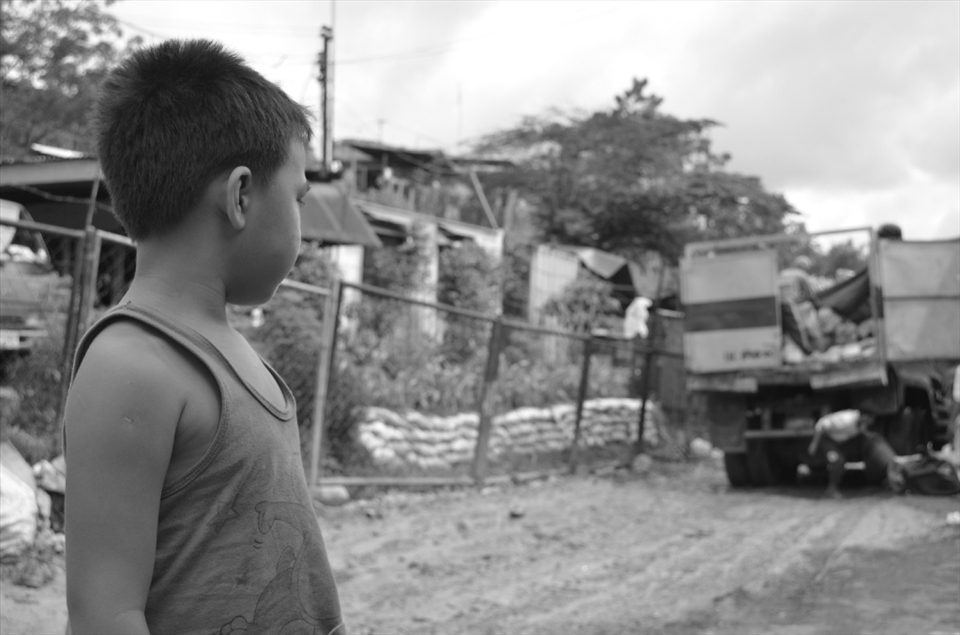SENSE OF SIGHT. Before finally disposing of the trash in the dump site, garbage 
trucks momentarily halt in front of some houses along the road. This gives the 
residents a chance to jump onto the truck and randomly collect any rubbish. A young 
boy looks at the open tailgate and possibly asks himself, 