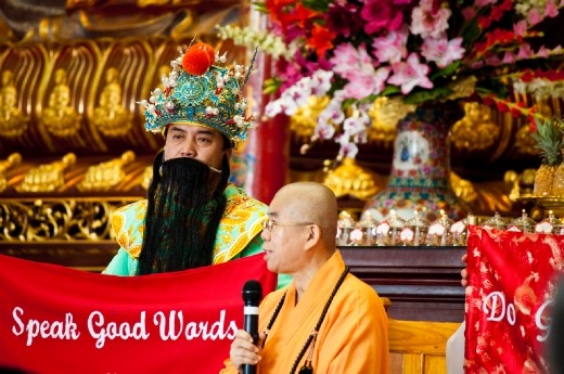 The Abbot of Nan Hua Temple, Venerable Hui-Fang, shared the New Year's message of Venerable Master Hsing Yun with eight hundred people. 
The Grand Master spoke wise words  of “Heavenly Blessing and Protection.