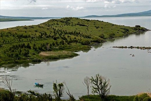 Fishing can be carried out over the four seasons, so it is an important economic source of income for the local people. The lake contains crayfish and mirror carp (cyprinus carpio).