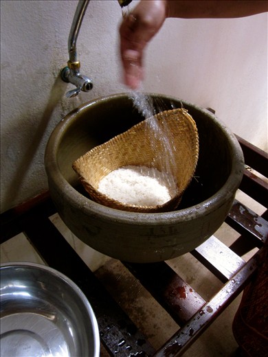 Making sticky rice at cooking school