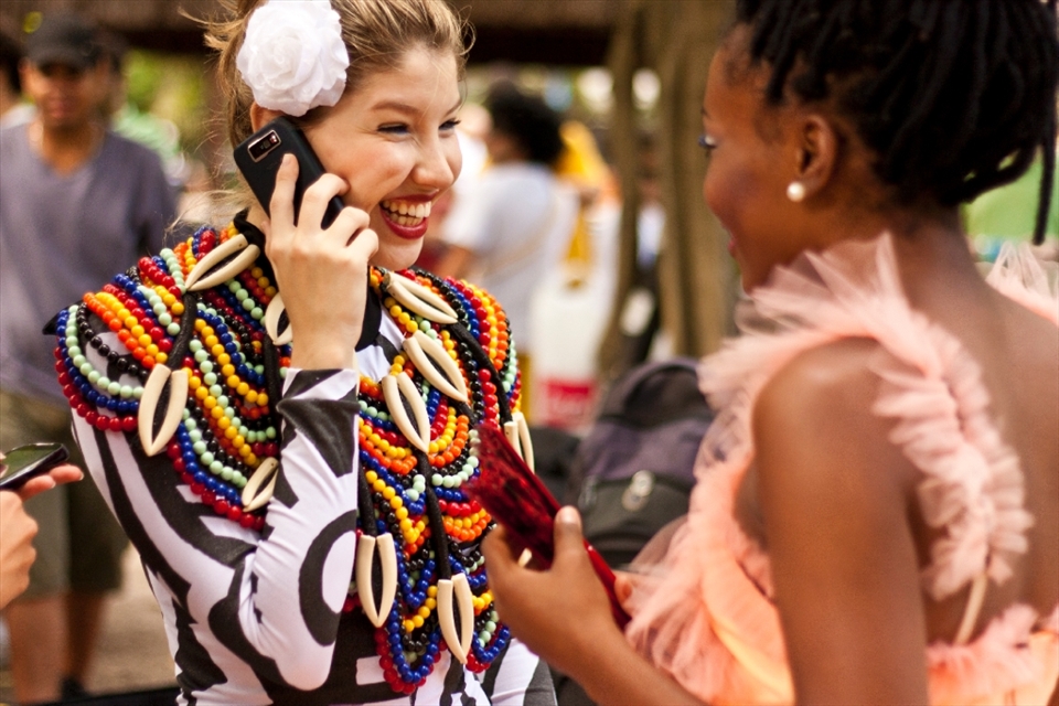 The rehearsal. Two members of the group sharing their expectations with the relatives before the presentation.