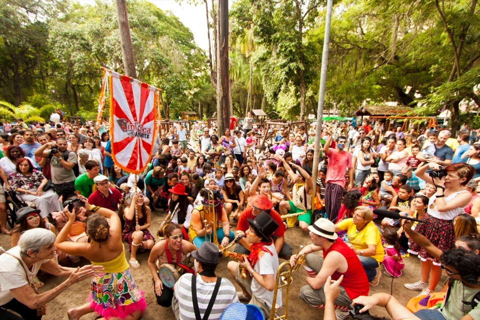 The end. A huge and curious public gets together to appreciate the presentation.