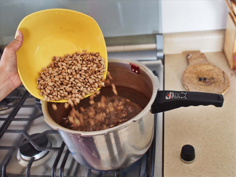 after you cleaned and washed the beans.. just put them in the pot to cook them..